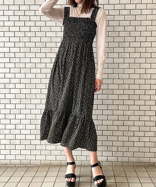 GORGE(ゴージ)の「《風になびく裾フリル》小花柄で魅せる旬顔ワンピ(ワンピース・レディース・ブルー/レッド/ブラック/アイボリー/オフホワイト/ブラック×ホワイト・F)」の9枚目の写真