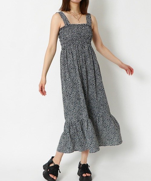 GORGE(ゴージ)の「《風になびく裾フリル》小花柄で魅せる旬顔ワンピ(ワンピース・レディース・ブルー/レッド/ブラック/アイボリー/オフホワイト/ブラック×ホワイト・F)」の10枚目の写真