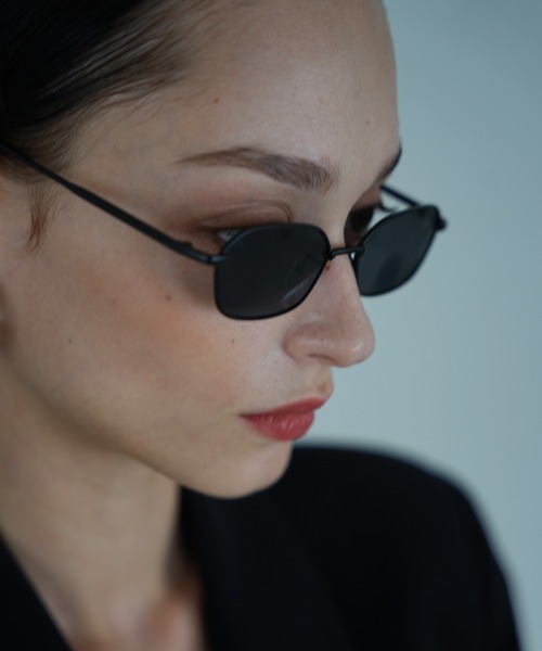 NUEF （ヌエフ）の「ユニセックス対応/NUEF/dix-sept17/サングラス/（サングラス・レディース・ブラック/ゴールド・FREE）」の20枚目の写真