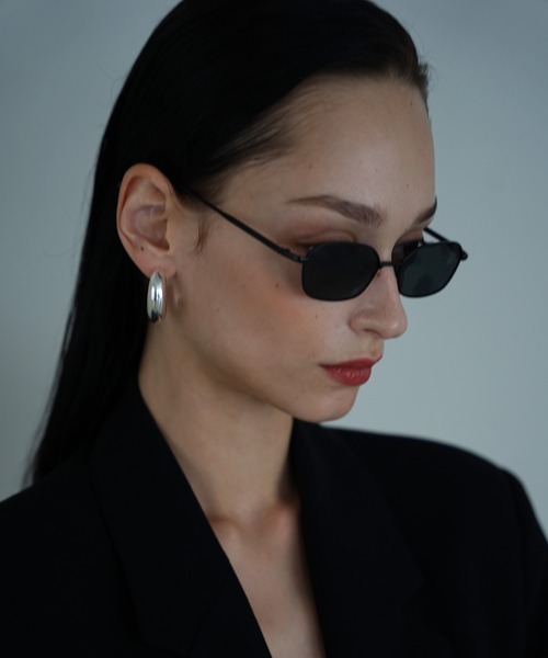 NUEF （ヌエフ）の「ユニセックス対応/NUEF/dix-sept17/サングラス/（サングラス・レディース・ブラック/ゴールド・FREE）」の22枚目の写真