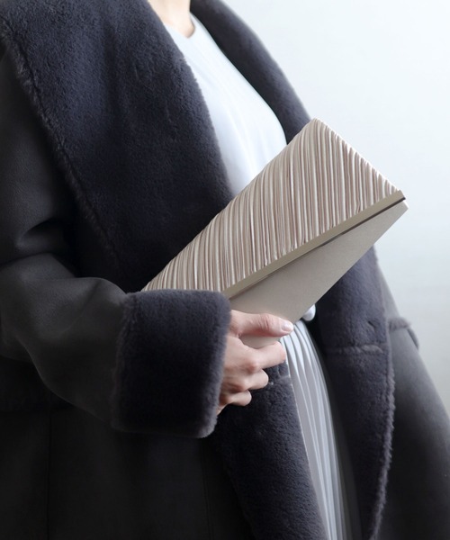 florist（フローリスト）の「【2way】アシンメトリープリーツオケージョンサテンクラッチバッグ（クラッチバッグ・レディース・シルバー/ブラック/クリーム・FREE）」の6枚目の写真