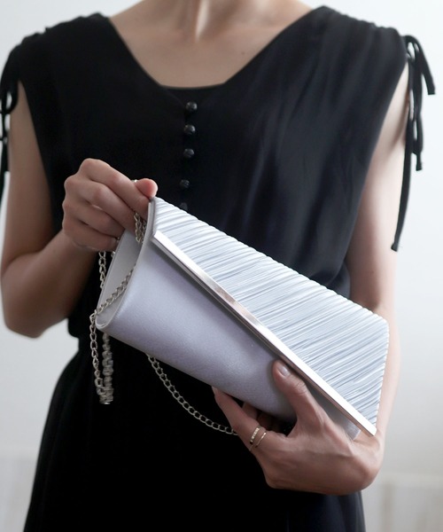 florist（フローリスト）の「【2way】アシンメトリープリーツオケージョンサテンクラッチバッグ（クラッチバッグ・レディース・シルバー/ブラック/クリーム・FREE）」の9枚目の写真