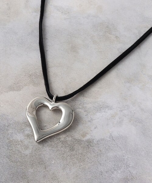 OPAQUE.CLIP(オペークドットクリップ)の「◆メタルハート×ベロアペンダント(ネックレス・レディース・ゴールド/シルバー・00)」の2枚目の写真