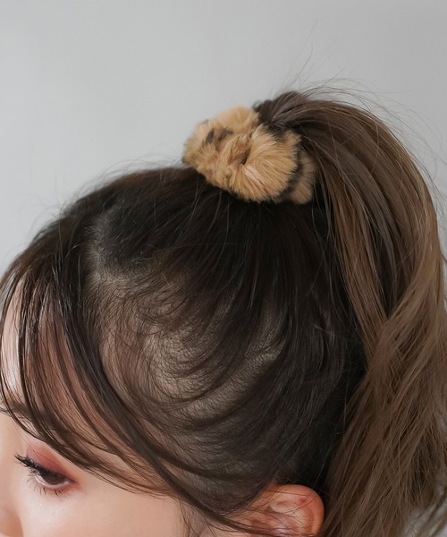SPINNS（スピンズ）の「レオパードフェイクファーヘアゴム 2SET（ヘアゴム・レディース・アイボリー/ブラウン・ONESIZE）」の2枚目の写真