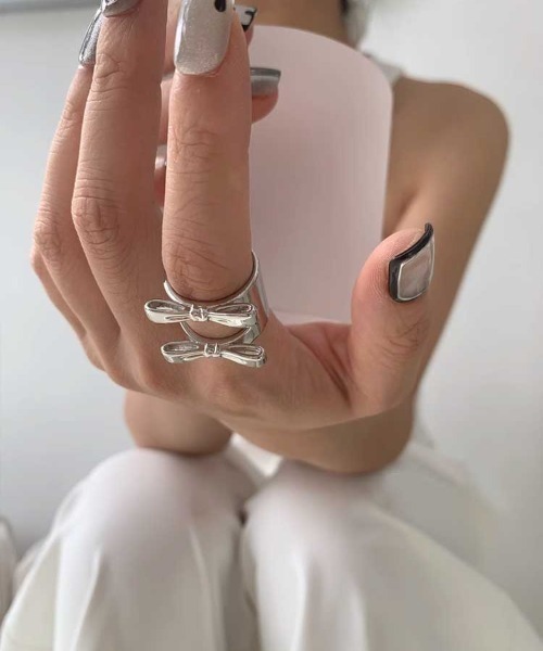 Vipoa(ヴィポア)の「double ribbon ring(リング・レディース・シルバー・FREE)」の4枚目の写真