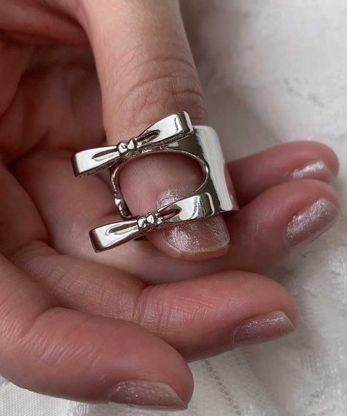 Vipoa(ヴィポア)の「double ribbon ring(リング・レディース・シルバー・FREE)」の3枚目の写真
