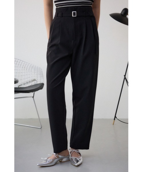 AZUL by moussy(アズールバイマウジー)の「ベルトタックテーパードパンツ(スラックス・レディース・ライトベージュ/ピンク/ブラック・MEDIUM/SMALL)」の2枚目の写真