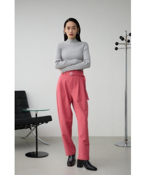 AZUL by moussy(アズールバイマウジー)の「ベルトタックテーパードパンツ(スラックス・レディース・ライトベージュ/ピンク/ブラック・MEDIUM/SMALL)」の11枚目の写真