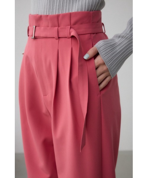 AZUL by moussy(アズールバイマウジー)の「ベルトタックテーパードパンツ(スラックス・レディース・ライトベージュ/ピンク/ブラック・MEDIUM/SMALL)」の7枚目の写真