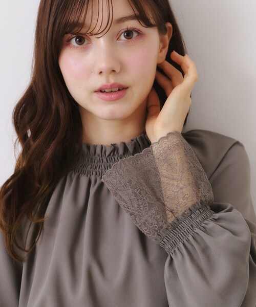 couture brooch(クチュールブローチ)の「【大人可愛い・通勤】レースキャンディーシャーリングチュニック(シャツ/ブラウス・レディース・アイボリー/ライトグレー/ピンク/ダークグレー・36/38/40/42)」の1枚目の写真