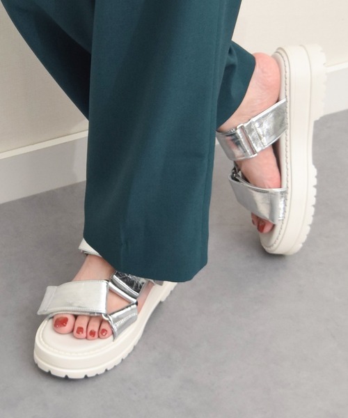 PARADIS COULEUR（パラディクルール）の「【PARADIS COULEUR】ワイドベルクロ厚底ミュールサンダル(352114)（サンダル・レディース・ブラック/オフホワイト/シルバー・23.5/24/23/22.5）」の3枚目の写真