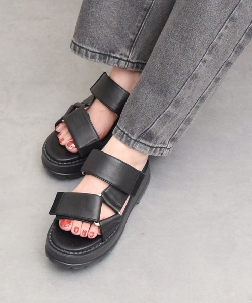 PARADIS COULEUR（パラディクルール）の「【PARADIS COULEUR】ワイドベルクロ厚底ミュールサンダル(352114)（サンダル・レディース・ブラック/オフホワイト/シルバー・23.5/24/23/22.5）」の2枚目の写真