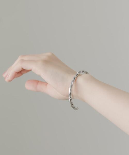 SMELLY（スメリー）の「ツイストバングル（バングル/リストバンド・レディース・シルバー・-）」の4枚目の写真