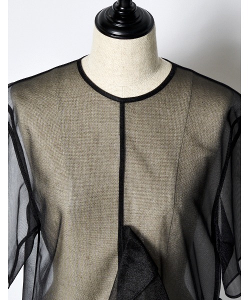 RUMCHE(ラムシェ)の「Moon Ruffle Sheer Tops / ムーンラッフルシアートップス(シャツ/ブラウス・レディース・ベージュ/ブラック/グレー・FREE)」の8枚目の写真