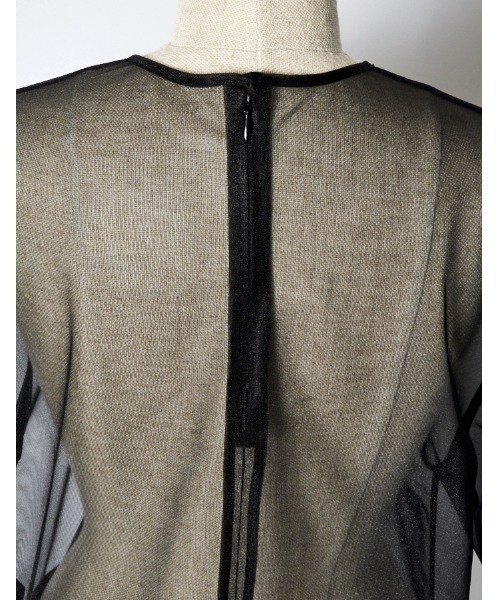 RUMCHE(ラムシェ)の「Moon Ruffle Sheer Tops / ムーンラッフルシアートップス(シャツ/ブラウス・レディース・ベージュ/ブラック/グレー・FREE)」の11枚目の写真