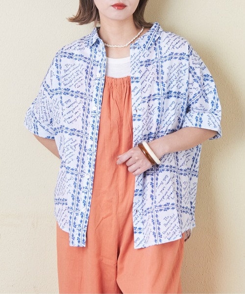 CUBE SUGAR(キューブシュガー)の「インドコットンキャンブリック総柄プリントドルマンシャツ(シャツ/ブラウス・レディース・ブルー系その他/ブラック系その他/ホワイト×ブルー/マルチ/カラフル・M)」の2枚目の写真