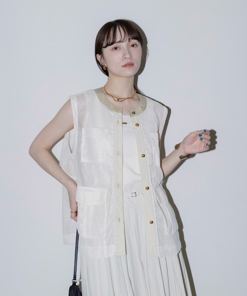 Eimee Law(エイミーロウ)の「バックフリル アウトポケットメッシュベスト(ベスト・レディース・アイボリー/ブラック・FREE)」の12枚目の写真