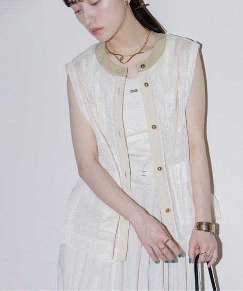 Eimee Law(エイミーロウ)の「バックフリル アウトポケットメッシュベスト(ベスト・レディース・アイボリー/ブラック・FREE)」の19枚目の写真