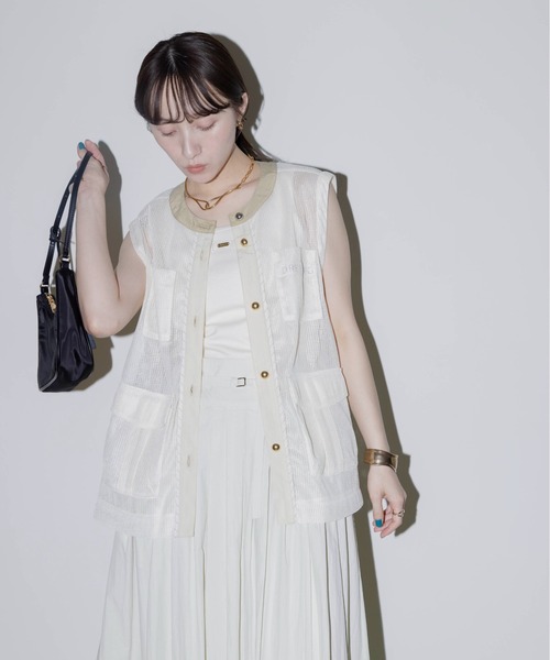 Eimee Law(エイミーロウ)の「バックフリル アウトポケットメッシュベスト(ベスト・レディース・アイボリー/ブラック・FREE)」の9枚目の写真