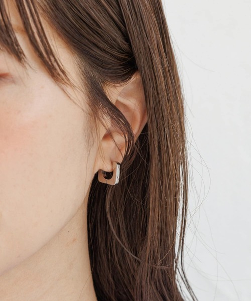 URBAN RESEARCH Sonny Label（アーバンリサーチサニーレーベル）の「サージカルステンレススクエアピアス（ピアス（両耳用）・レディース・シルバー/ゴールド・ONE）」の2枚目の写真