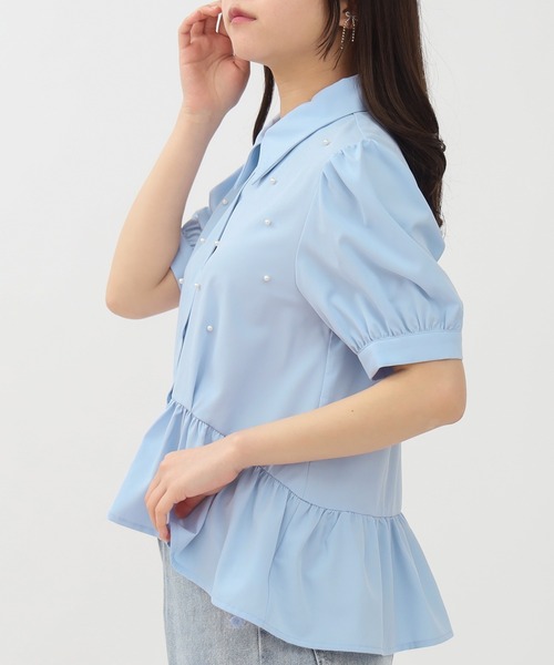 ASTORIA ODIER(アストリアオディール)の「パール装飾ペプラムブラウス(シャツ/ブラウス・レディース・サックスブルー/ピンクベージュ/ホワイト・MEDIUM)」の9枚目の写真