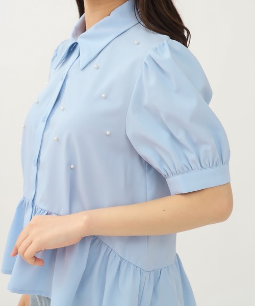 ASTORIA ODIER(アストリアオディール)の「パール装飾ペプラムブラウス(シャツ/ブラウス・レディース・サックスブルー/ピンクベージュ/ホワイト・MEDIUM)」の4枚目の写真