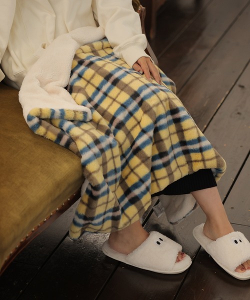 ALTROSE（アルトローズ）の「3way チェック柄ブランケット（ブランケット・レディース・ネイビー/イエロー/アイボリー・FREE）」の3枚目の写真