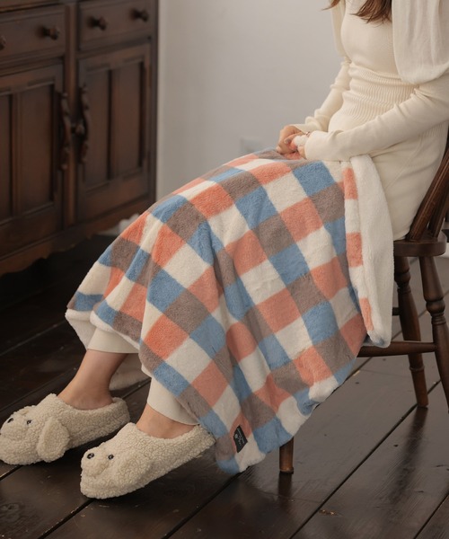 ALTROSE（アルトローズ）の「3way チェック柄ブランケット（ブランケット・レディース・ネイビー/イエロー/アイボリー・FREE）」の2枚目の写真
