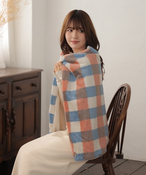 ALTROSE（アルトローズ）の「3way チェック柄ブランケット（ブランケット・レディース・ネイビー/イエロー/アイボリー・FREE）」の6枚目の写真