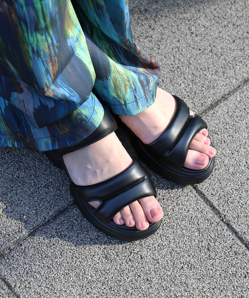 Au BANNISTER(オゥバニスター)の「BLUE/パフィクッションサンダル(サンダル・レディース・ブラック/アイボリー/シルバー・M/L/S)」の14枚目の写真