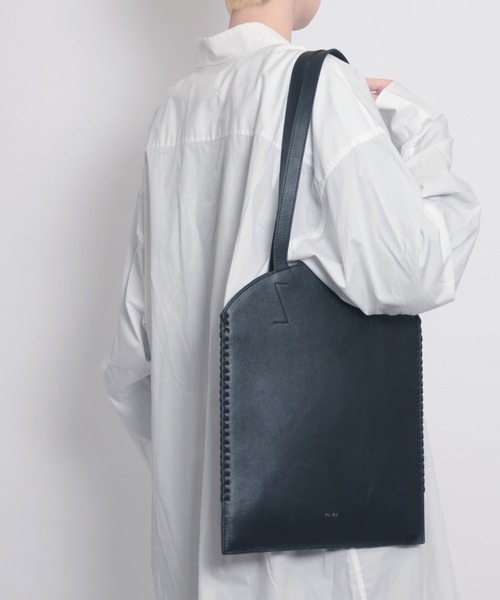 YArKA（ヤーカ）の「【YArKA/ヤーカ】real leather lace up tote bag [lumm2] / リアルレザーレースアップデザイントートバッグ（トートバッグ・レディース・ブラック・FREE）」の4枚目の写真