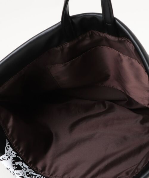 ScoLar（スカラー）の「652437：ネコ柄の合成皮革ナップザックバッグ（バックパック/リュック・レディース・ブラウン/オフホワイト/ブラック・FREE）」の5枚目の写真