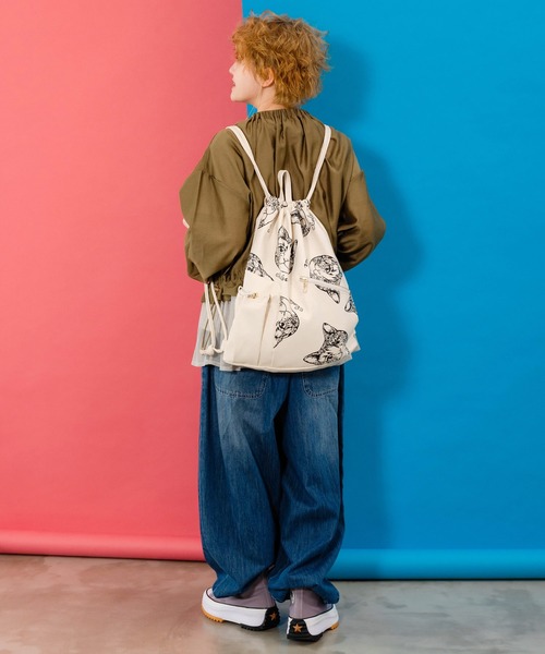 ScoLar（スカラー）の「652437：ネコ柄の合成皮革ナップザックバッグ（バックパック/リュック・レディース・ブラウン/オフホワイト/ブラック・FREE）」の7枚目の写真