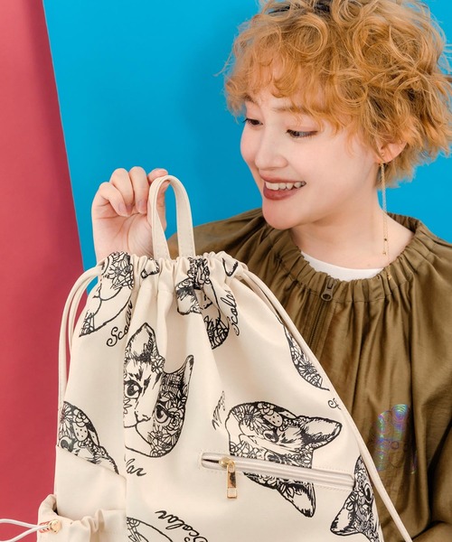 ScoLar（スカラー）の「652437：ネコ柄の合成皮革ナップザックバッグ（バックパック/リュック・レディース・ブラウン/オフホワイト/ブラック・FREE）」の6枚目の写真