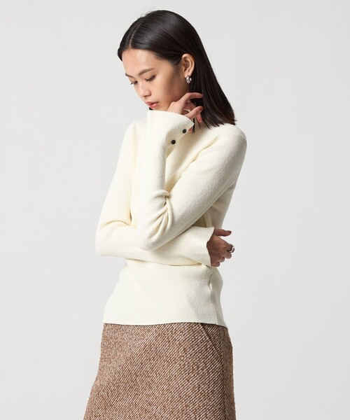 EMMEL REFINES（エメルリファインズ）の「＜EMMEL REFINES＞EM HW ソデボタン タートルニット（ニット/セーター・レディース・ネイビー/ライラック/ブラック/オフホワイト・FREE）」の5枚目の写真