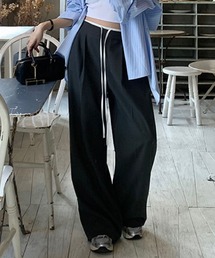 ゆったりシルエットのワイドパンツ