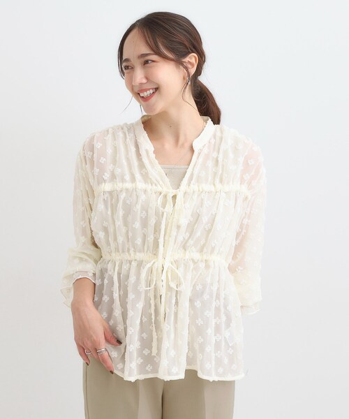 Cutie Blonde（キューティーブロンド）の「華やかにさをプラスする シアードビー シャーリングブラウス（シャツ/ブラウス・レディース・ブラック/レッド/オフホワイト・00）」の4枚目の写真