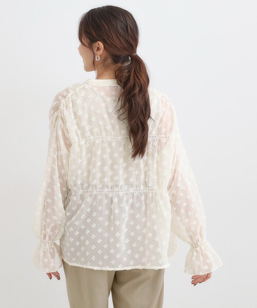 Cutie Blonde（キューティーブロンド）の「華やかにさをプラスする シアードビー シャーリングブラウス（シャツ/ブラウス・レディース・ブラック/レッド/オフホワイト・00）」の6枚目の写真