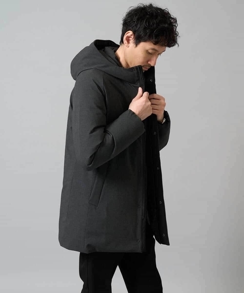 a.v.v（アーヴェヴェ）の「【軽量/撥水】ラミネートダウンフードコート（ダウンジャケット/コート・メンズ・ブラック/ダークグレー・46/48/50/52）」の2枚目の写真