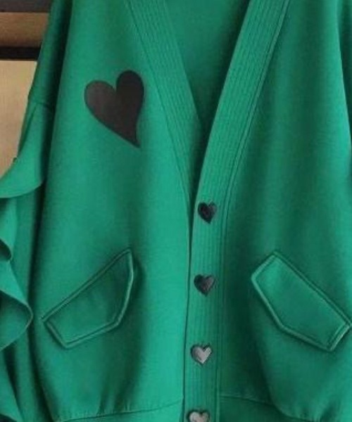 CADBURY(キャドバリー)の「袖フリルハートモチーフVネックカーディガン(カーディガン/ボレロ・レディース・グリーン/ブラック・X-LARGE/LARGE)」の3枚目の写真