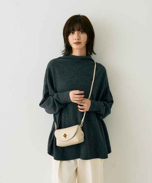 Rouge vif(ルージュヴィフ)の「ボトルネックポンチョライクニットプルオーバー(ニット/セーター・レディース・ネイビー/ベージュ/グレー・フリー)」の7枚目の写真