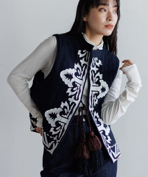 AMERICAN RAG CIE（アメリカンラグシー）の「【MEN , WOMEN】LEIN 幾何学柄刺繍ベスト（ベスト・レディース・ブラック/ベージュ・M/L）」の2枚目の写真