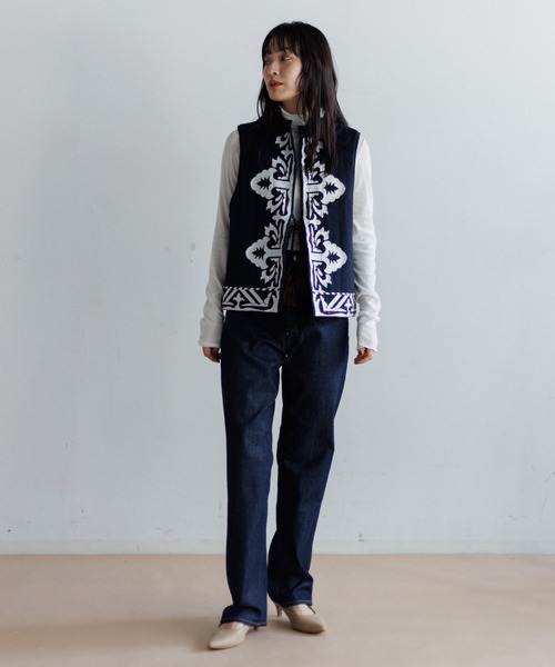 AMERICAN RAG CIE（アメリカンラグシー）の「【MEN , WOMEN】LEIN 幾何学柄刺繍ベスト（ベスト・レディース・ブラック/ベージュ・M/L）」の14枚目の写真