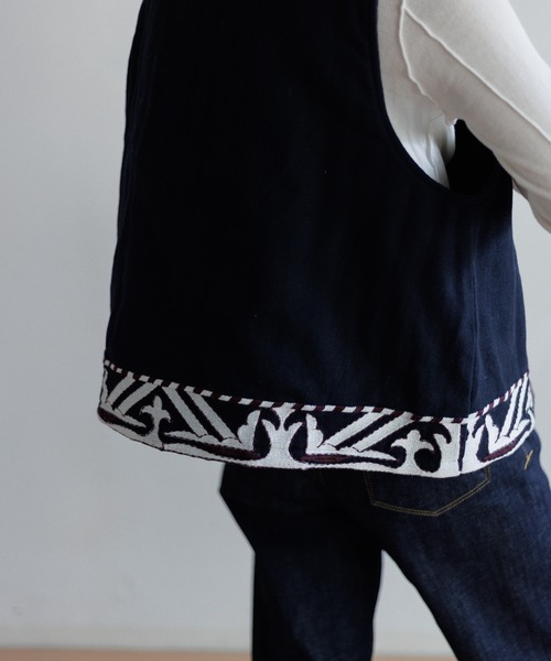 AMERICAN RAG CIE（アメリカンラグシー）の「【MEN , WOMEN】LEIN 幾何学柄刺繍ベスト（ベスト・レディース・ブラック/ベージュ・M/L）」の17枚目の写真