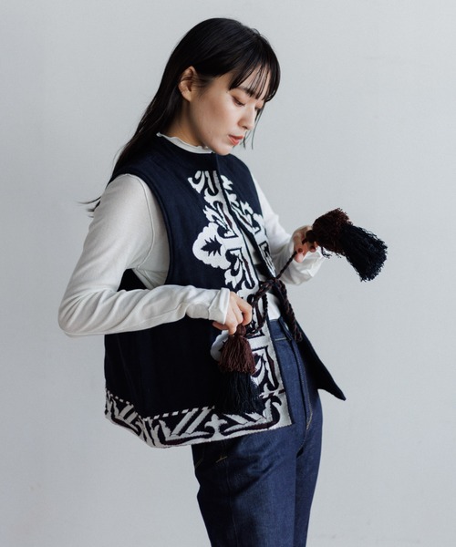 AMERICAN RAG CIE（アメリカンラグシー）の「【MEN , WOMEN】LEIN 幾何学柄刺繍ベスト（ベスト・レディース・ブラック/ベージュ・M/L）」の8枚目の写真