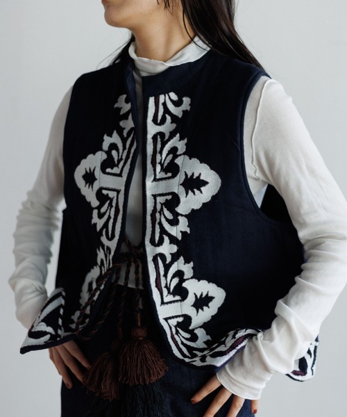 AMERICAN RAG CIE（アメリカンラグシー）の「【MEN , WOMEN】LEIN 幾何学柄刺繍ベスト（ベスト・レディース・ブラック/ベージュ・M/L）」の11枚目の写真