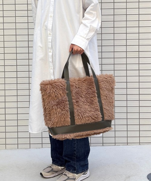 Tomieco（トミエコ）の「プードルファー トートバッグ PUレザーコンビ（ショルダーバッグ・レディース・グレー/ブラウン/ベージュ・FREE）」の3枚目の写真