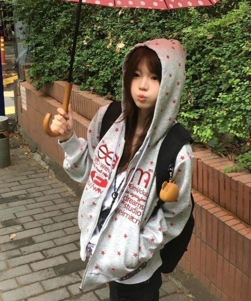 GEMEDA（ジェメダ）の「【秋冬新作】スター総柄ロゴジップパーカー