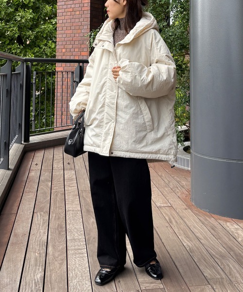 ISOOK（アイスー）の「【ISOOK / アイスー】ナイロンワッシャー中綿ダウンジャケット / ダウンコート 中綿アウター モンスターパーカー ブルゾン フード パーカー ロング オーバーサイズ ビックシルエット アイボリー ブラック 白 黒 ZOZOTOWN限定（ダウンジャケット/コート・レディース・アイボリー/ブラック・FREE）」の21枚目の写真