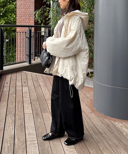 ISOOK（アイスー）の「【ISOOK / アイスー】ナイロンワッシャー中綿ダウンジャケット / ダウンコート 中綿アウター モンスターパーカー ブルゾン フード パーカー ロング オーバーサイズ ビックシルエット アイボリー ブラック 白 黒 ZOZOTOWN限定（ダウンジャケット/コート・レディース・アイボリー/ブラック・FREE）」の22枚目の写真